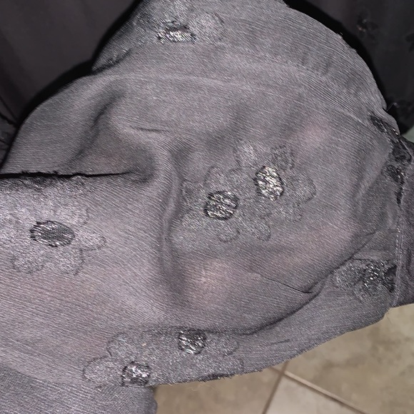 ❤️CUTE RUFFLE BLACK BLOUSE ❤️ - Picture 7 of 7